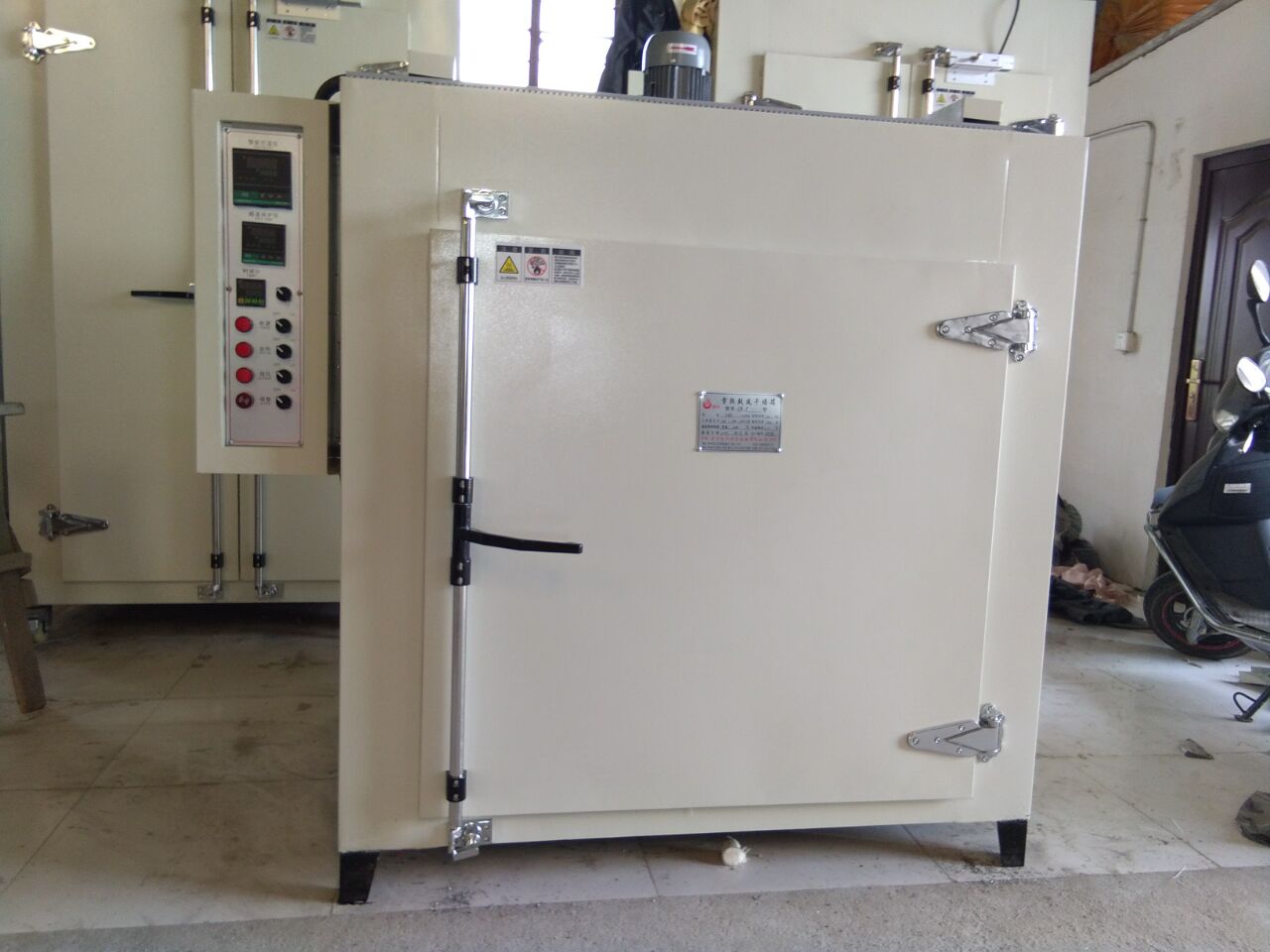 電熱鼓風(fēng)烘箱